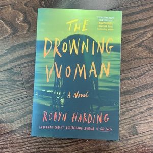 ✨The Drowning Woman Novel- Robyn Harding✨